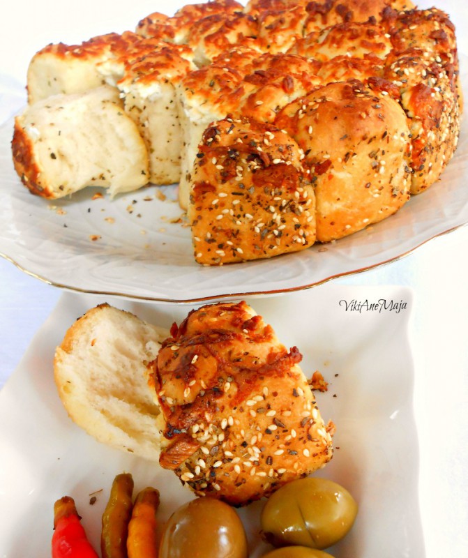 Погача со зачини и сирење-garlic-cheese-bread