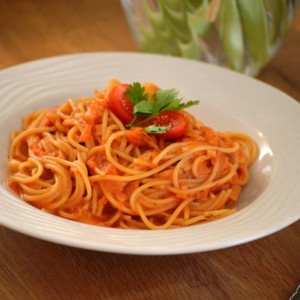 Шпагети во сос од домати и моцарела (One Pot Pasta)