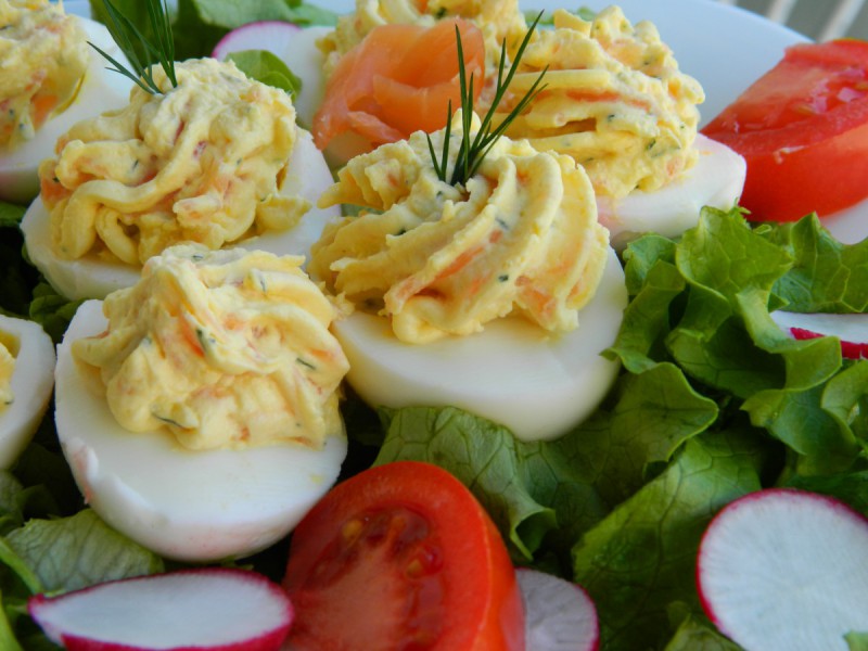 Полнети јајца со лосос и крем сирење