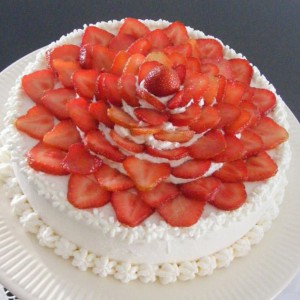 Бела торта со јагоди
