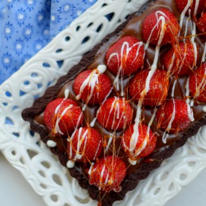 Чоколаден тарт со јагоди
