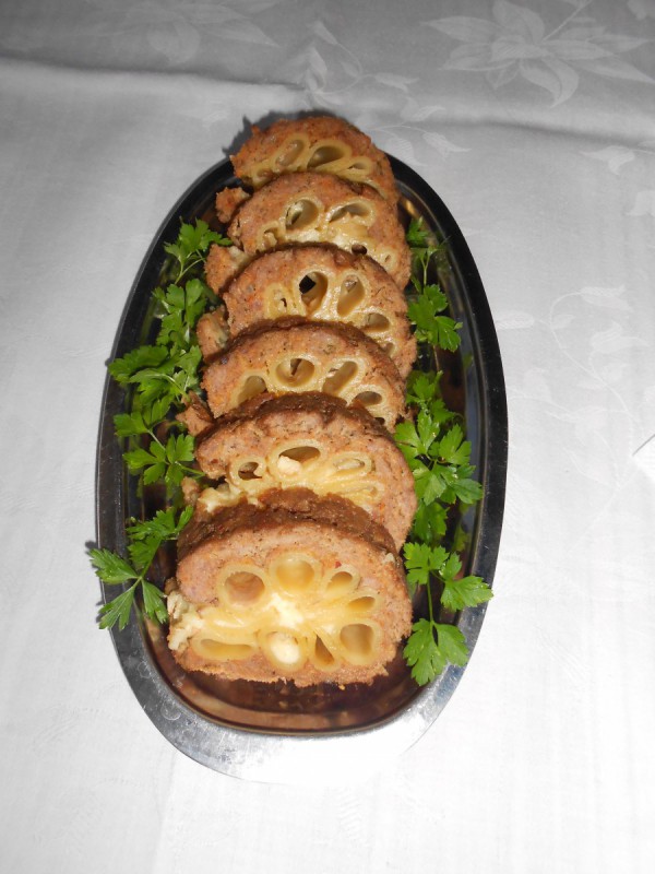 Декоративен ролат од мелено месо и ригатони