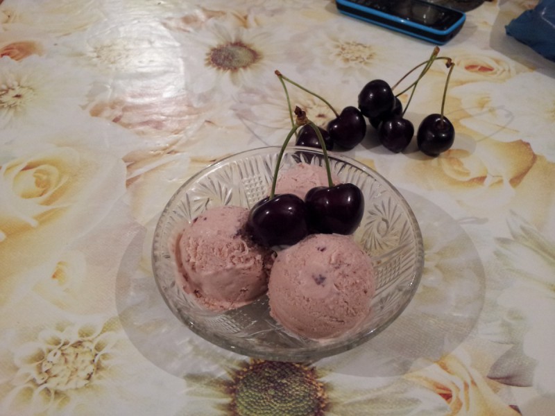 Чиз сладолед со цреши