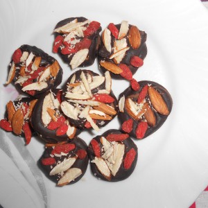 Чоколадни медаљони со гоџи бери и бадеми