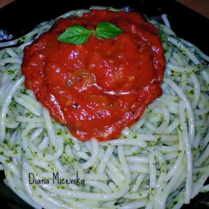 Шпагети со маринара и зелено песто