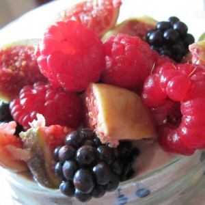 Овошен јогурт со мешано овошје
