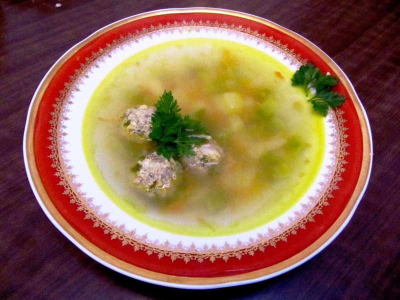 Руска супа со топчиња од мелено месо 