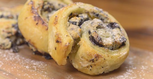 Видео рецепт: Лиснати ролни со крем сирење и чоколадо