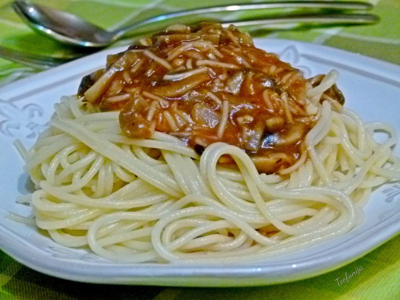 Шпагети со печурки во доматен сос (посно)