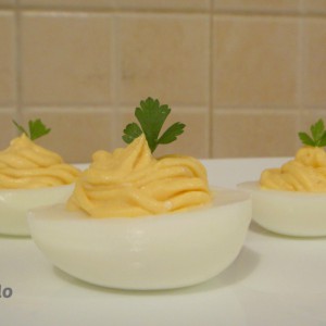 Полнети јајца со кајмак и сирење - Deviled eggs