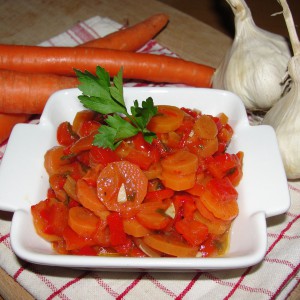 Салата од морков и пиперки (зимница)
