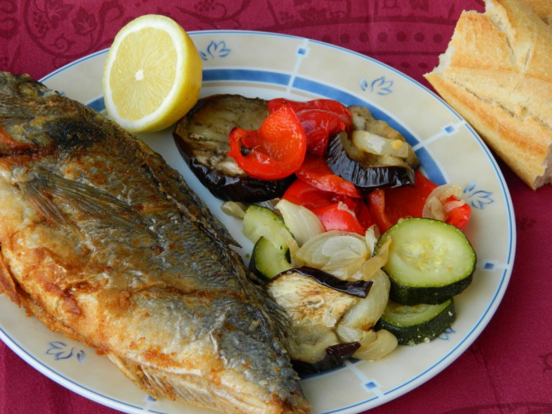 Риба со прилог од печен зеленчук
