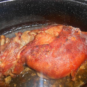 Печен свински бут со сол