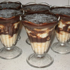 Десерт во чаша со мандарини и чоколадо