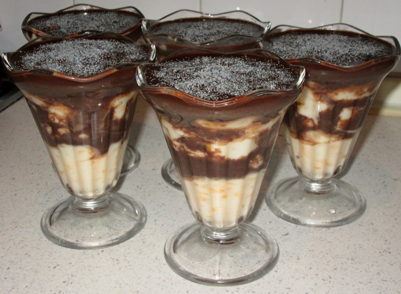 Десерт во чаша со мандарини и чоколадо