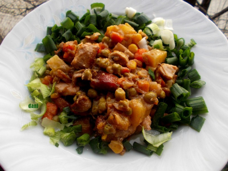 Тава со зеленчук и пилешко