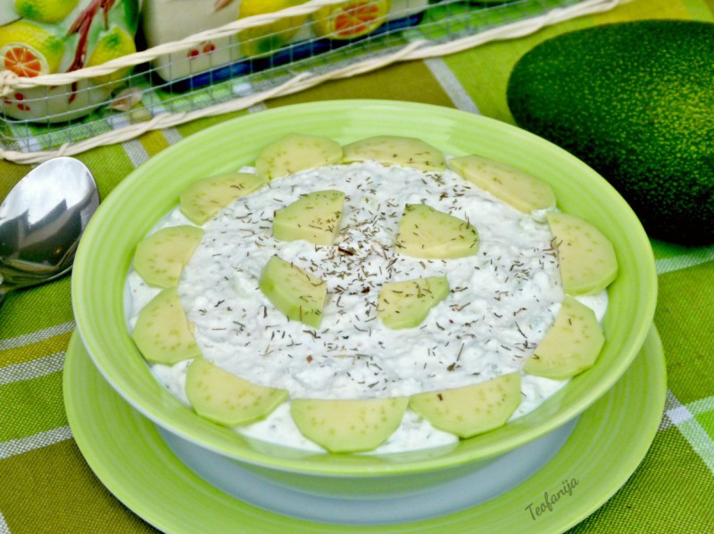 Млечна салата со авокадо
