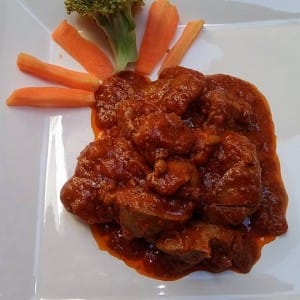 Пилешки џигер со печурки и доматен сос