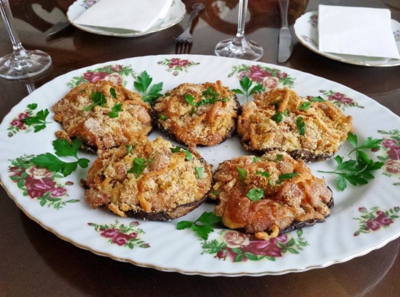 Полнети печурки со моцарела и сланина