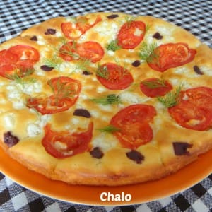 Фокача со домати, маслинки и сирење