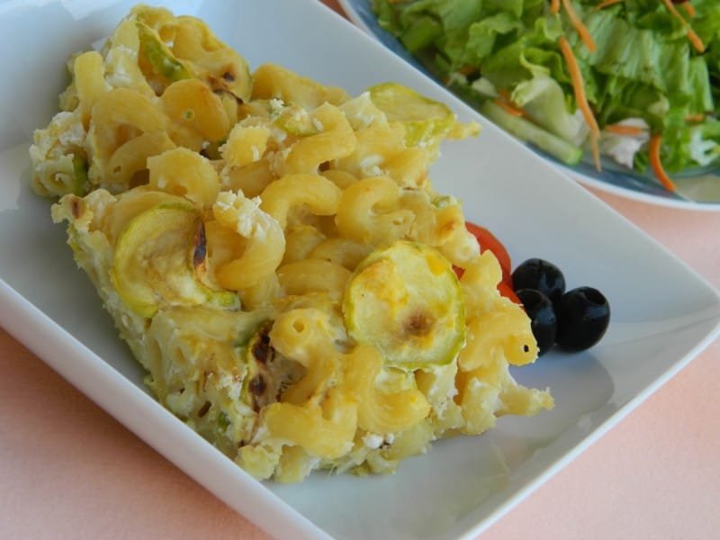 Макарони со тиквички и сирење
