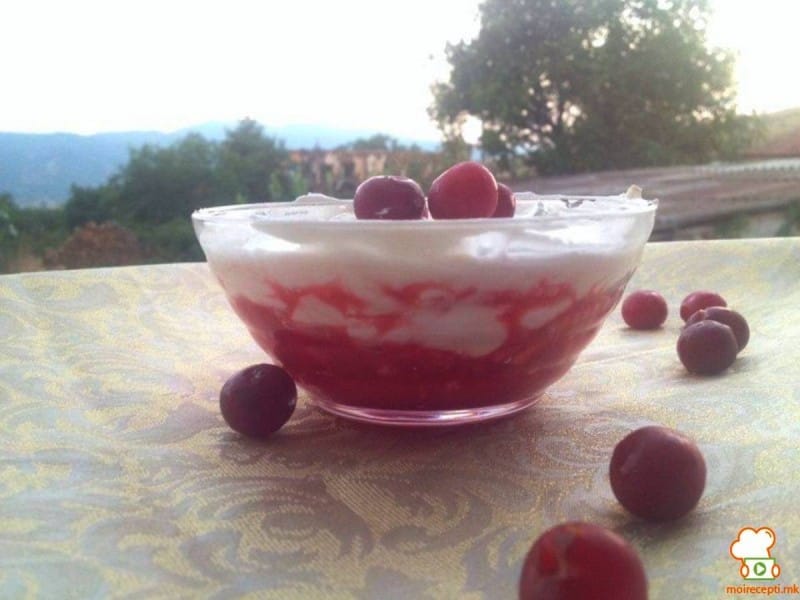 Лесен десерт со црвено овошје