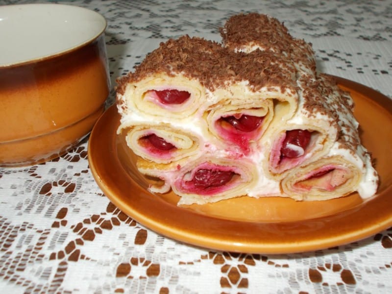 Торта од палачинки и вишни