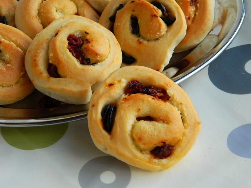 Ролатчиња со сушени домати и маслинки (посно)