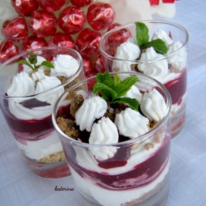 Десерт во чашка со црвено овошје