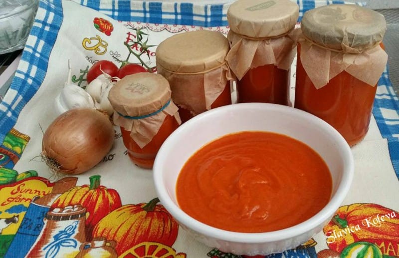Сос од домати со целер, морков и кромид
