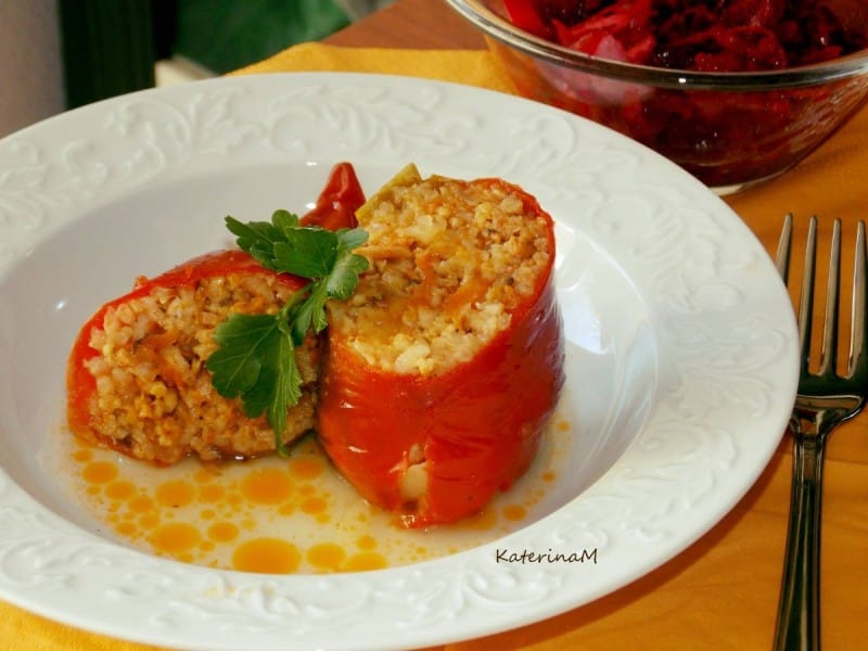 Полнети пиперки со соја трошки, просо и ориз (посно)