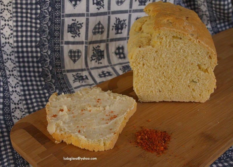 Леб со пченкарно брашно, лук и рузмарин