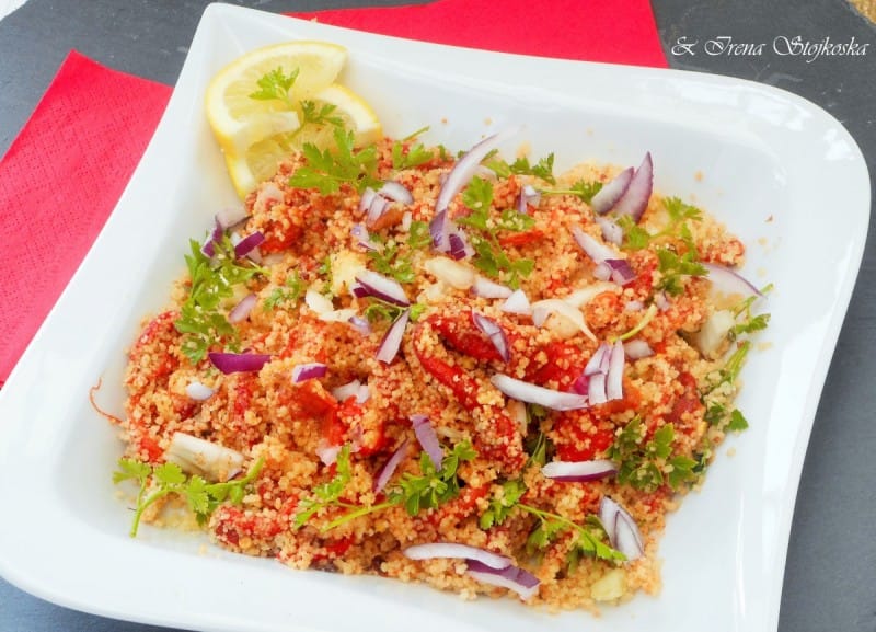 Салата од црвени пиперки и кус-кус