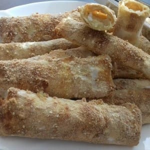 Лажни печени пирошки со пилешка салата