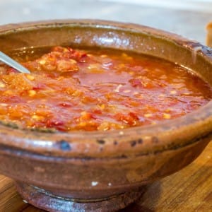 Макало од кромид и везени пиперки