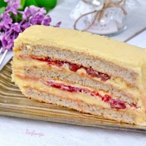 Ванила торта со џем од јагоди
