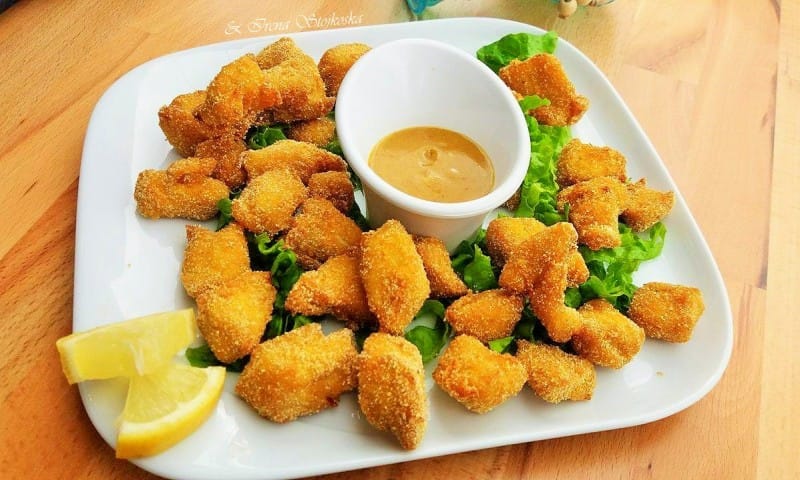 Пилешки коцки и сос