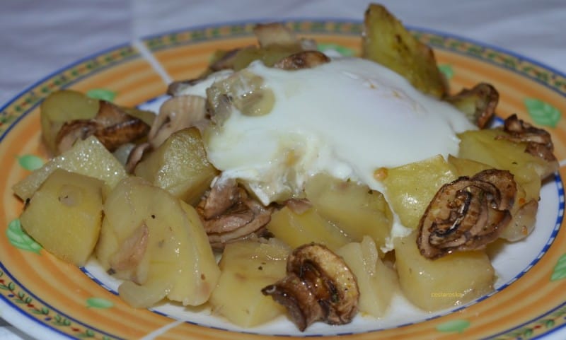Компири со шампињони и јајца