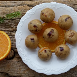 Портокал бомбици со урми и ореви