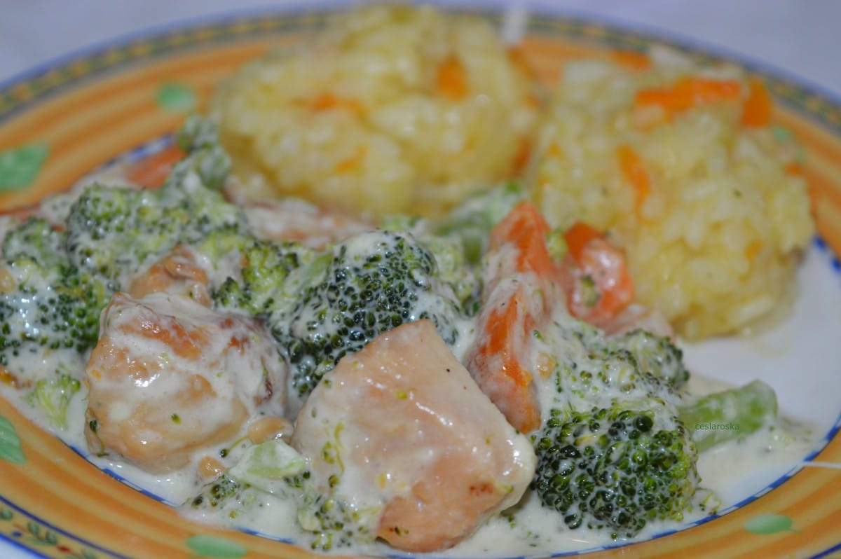 Пилешко со брокула и моркови и прилог ориз - Moirecepti