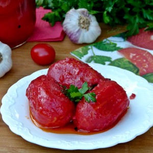 Пелати со босилок и маслиново масло (домати во тегли за зимница)