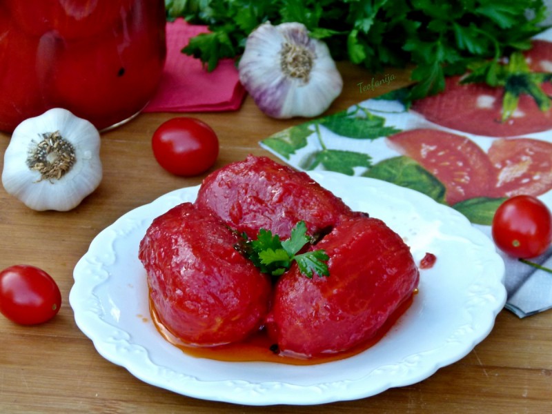 Пелати со босилок и маслиново масло (домати во тегли за зимница)