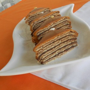 Бисквитна торта со карамел прелив ( без печење)