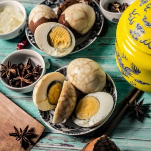 Варени јајца во маринада од црн чај и зачини (кинеско)