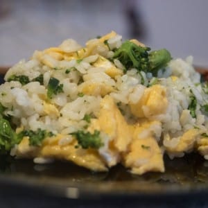 Пржена брокула и јајца со ориз (кинеско)