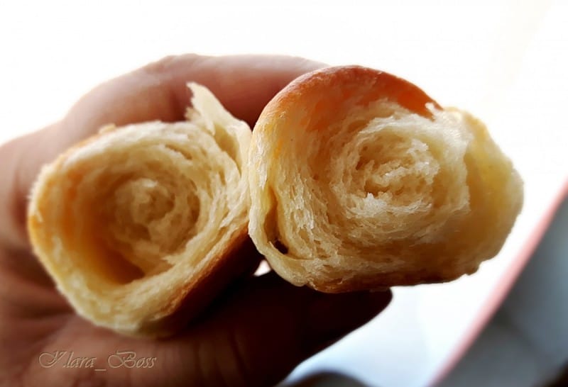 Меки кифлички со мрсен прелив