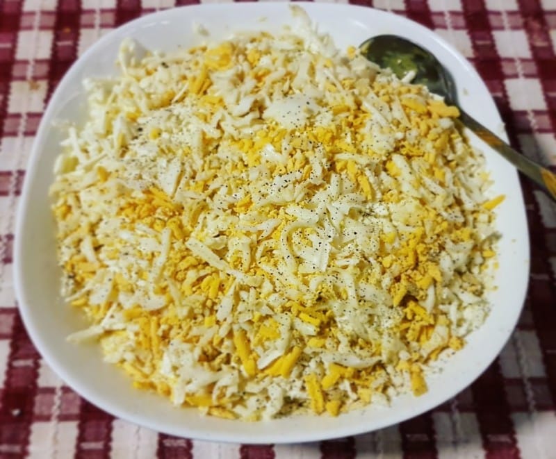 Компир салата со јајца, кромид, сирење и мајонез