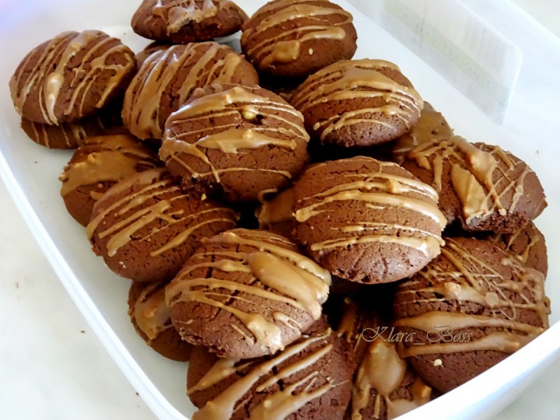 Чоколадни суви колачи со путер од кикиритки
