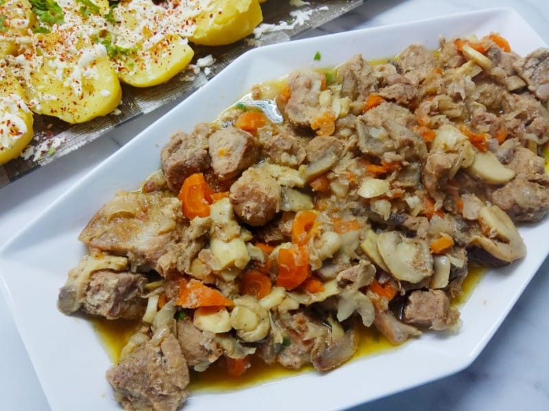 Динстано свинско со печурки