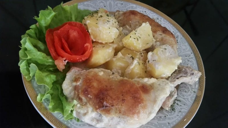 Пилешки батаци со компири во млеко